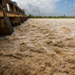 El cauce del río Guadalquivir crecido a su paso por Cantillana (Sevilla)