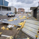El fuerte viento derriba la cubierta de la piscina climatizada de Ciudad Rodrigo en Ciudad Rodrigo (Salamanca)