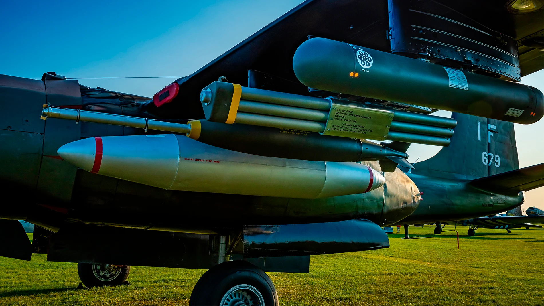 Un avión con misiles y armas