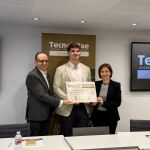 Fernando Cagigas, responsable del proyecto ganador, y Javier Escribano, director de TecnoVitae, junto con Azucena Pérez, secretaria de TecnoVitae