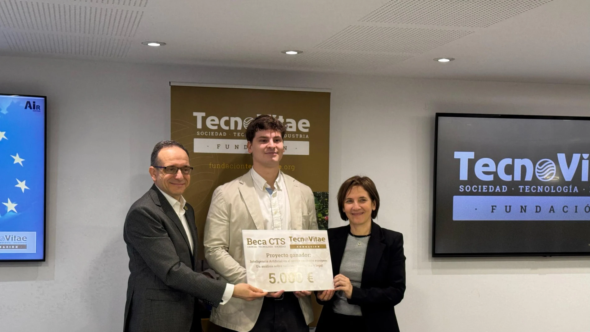Fernando Cagigas, responsable del proyecto ganador, y Javier Escribano, director de TecnoVitae, junto con Azucena Pérez, secretaria de TecnoVitae