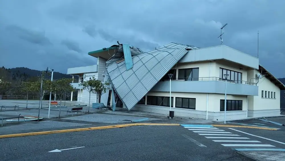 VÍDEO: El temporal deja más de 400 incidencias en Galicia: tejados levantados, clases suspendidas y varios heridos