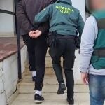 El detenido llega a dependencias de la Guardia Civil tras su detención por la desaparición del temporero en Villacarrillo.