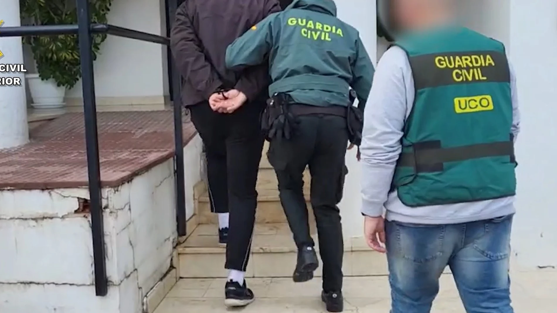 El detenido llega a dependencias de la Guardia Civil tras su detención por la desaparición del temporero en Villacarrillo. REMITIDA / HANDOUT por Guardia Civil Fotografía remitida a medios de comunicación exclusivamente para ilustrar la noticia a la que hace referencia la imagen, y citando la procedencia de la imagen en la firma 17/03/2025