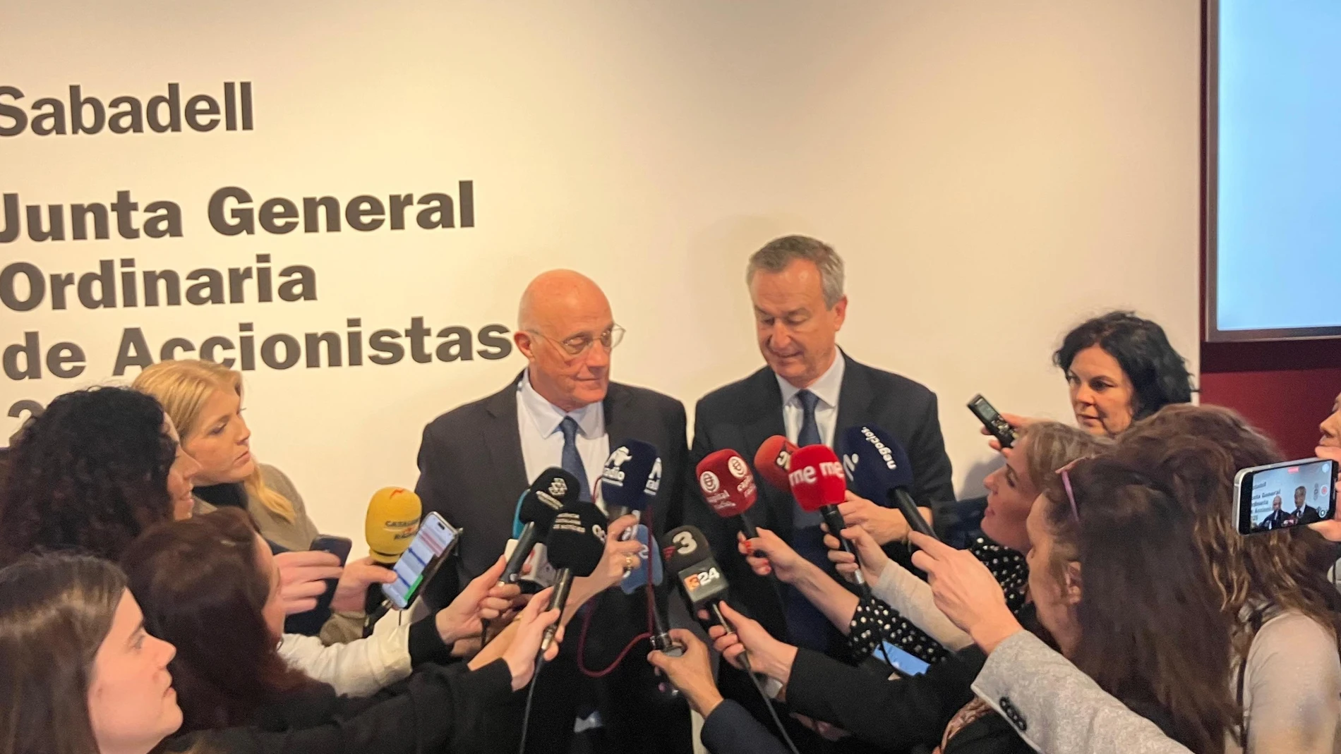 El presidente de Banco Sabadell, Josep Oliu, y el consejero delegado, César González-Bueno. EUROPA PRESS 19/03/2025