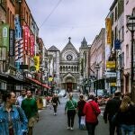 Personas paseando por Dublín