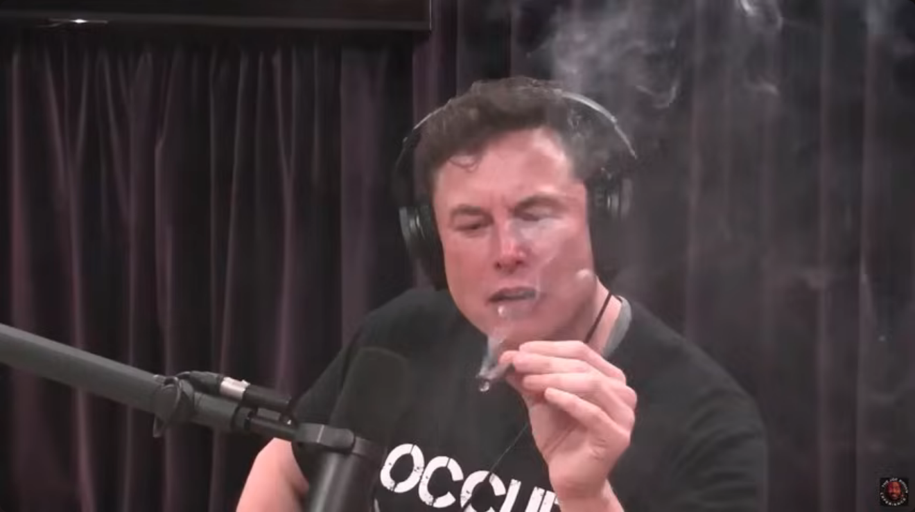 El magnate no se cortó a la hora de fumar marihuana con Rogan