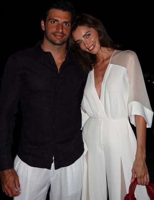 Rebecca Donaldson junto a Carlos Sainz