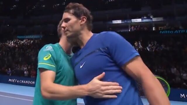 Goffin saluda a Nadal tras derrotarlo en el Masters de 2017