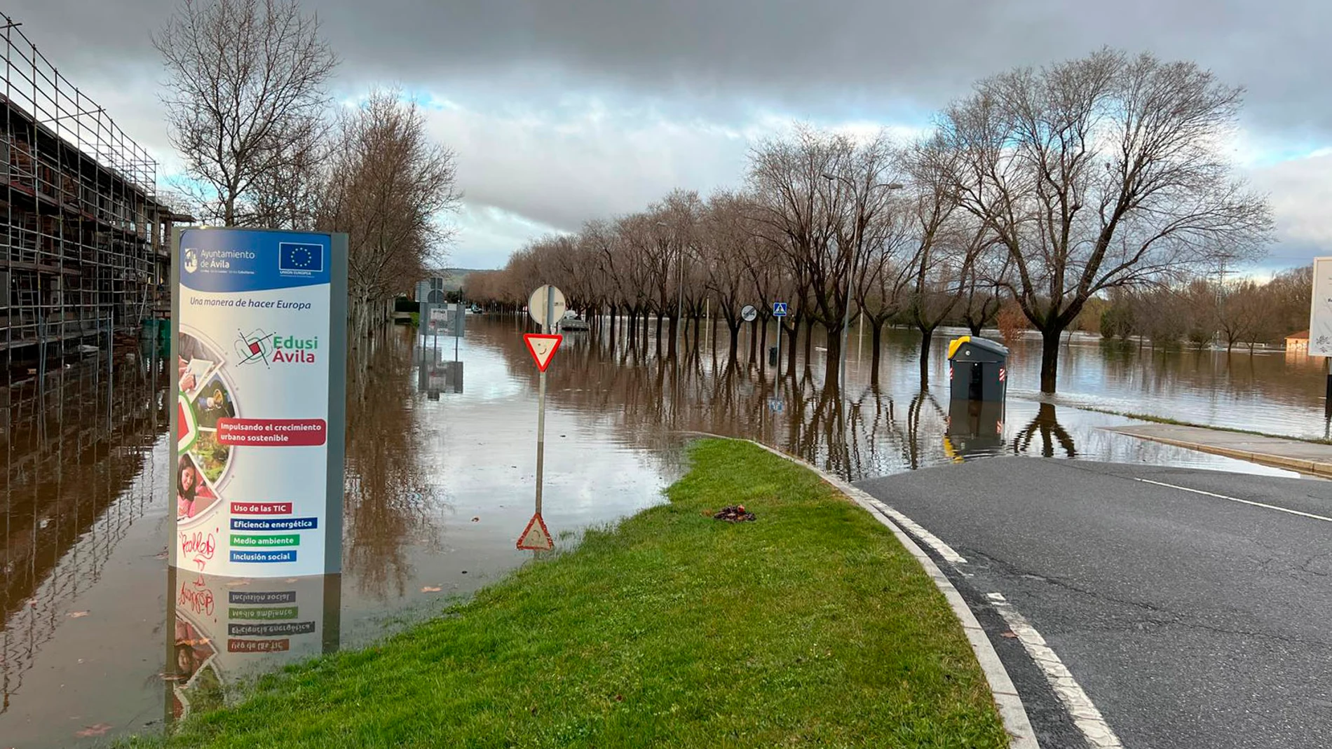 Las intensas lluvias provocan el desbordamiento del río Adaja a su paso por Ávila