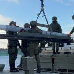 Militares españoles cargan un misil en la batería que se enfrentó a los cazas F-35