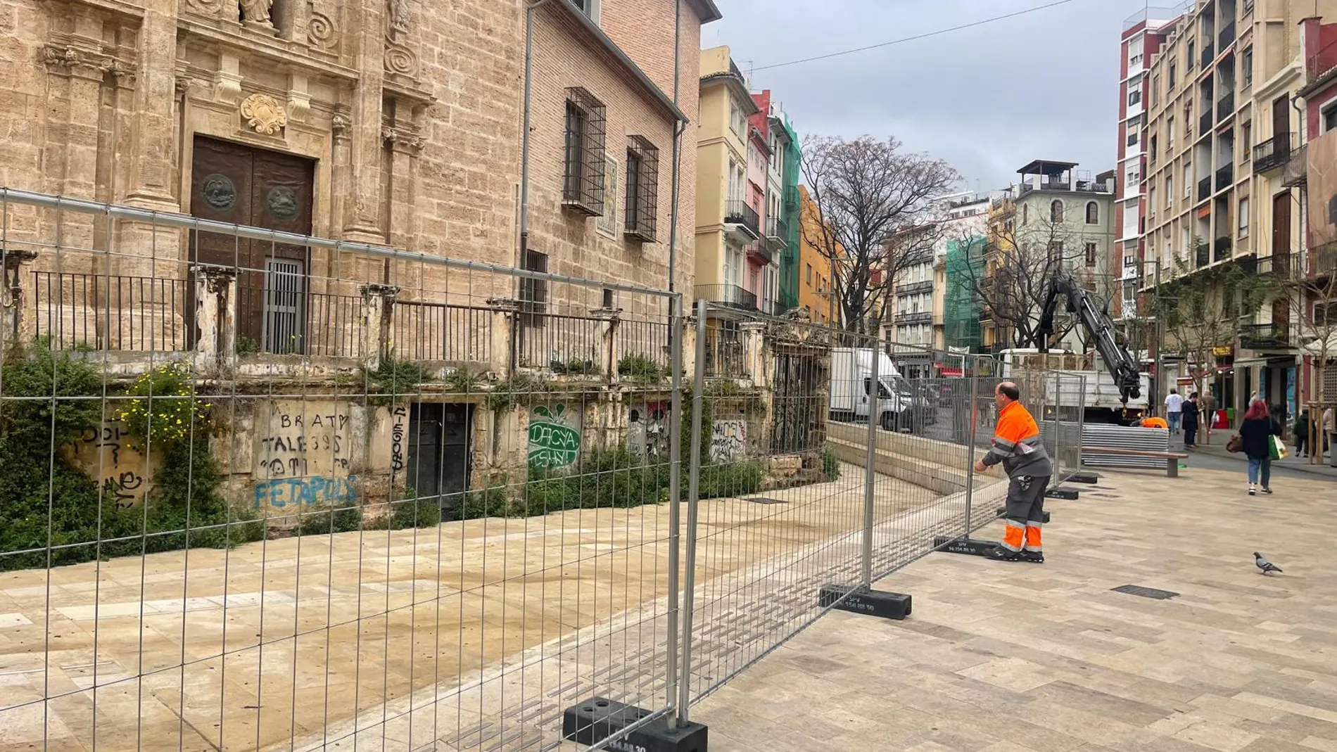 El Ayuntamiento sancionará con multas hasta 3.000 euros orinar en la calle o abandonar muebles junto a contenedores