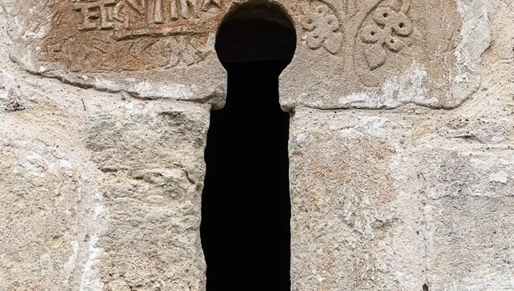 Inscripción en la ventana de la ermita