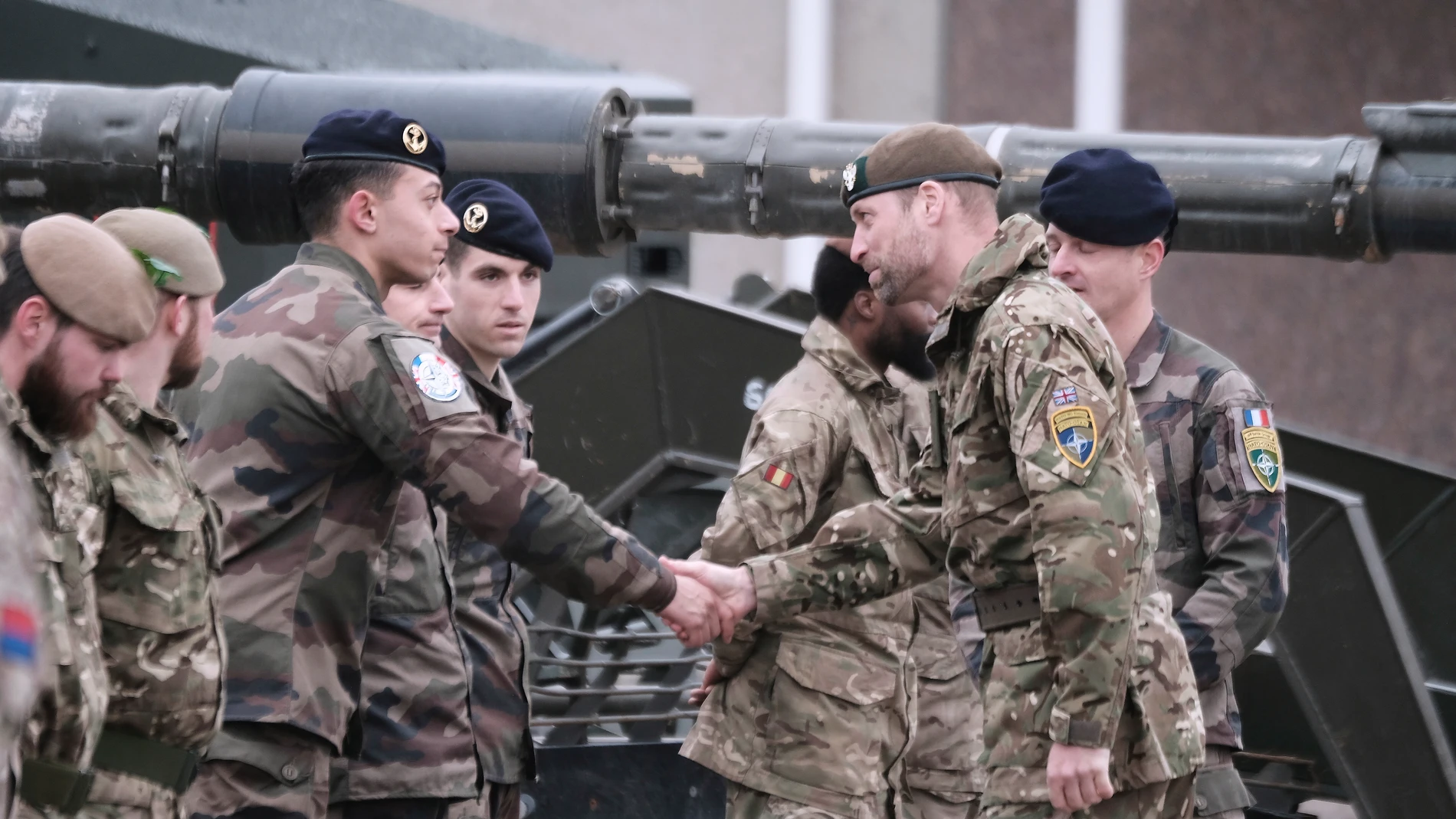 Tapa (Estonia), 21/03/2025.- Britain's Prince William, the Prince of Wales (R) shakes hands with a British serviceman during his visit to Tapa Army Base, near Tapa, Estonia, 21 March 2025. The Prince of Wales, travelling to Estonia in his role as colonel-in-chief of the Mercian Regiment, met British troops serving as part of NATO allied forces. (Príncipe de Gales, Reino Unido) EFE/EPA/VALDA KALNINA