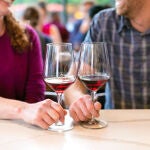 Buscan 10.000 voluntarios para beber una copa de vino al día y comprobar si es perjudicial para la salud