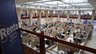 Vista de la sala de atenci&oacute;n presencial de la declaraci&oacute;n de la renta en oficinas