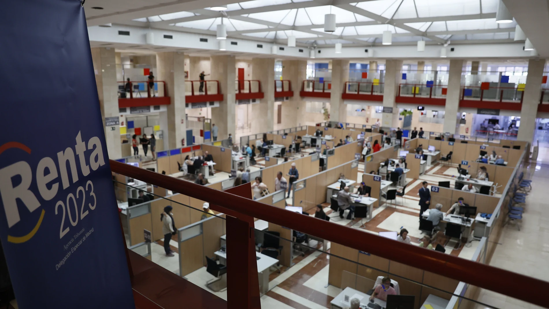 Vista de la sala de atención presencial de la declaración de la renta en oficinas