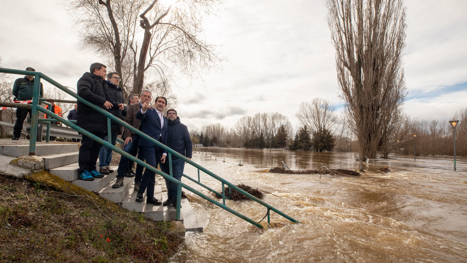El consejero de Medio Ambiente, Vivienda y Ordenación del Territorio, Juan Carlos Suárez-Quiñones visita La crecida del Adaja inunda el sur de Ávila