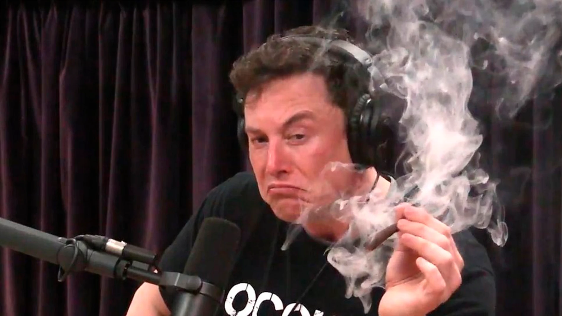 Musk fumando marihuana en una entrevista de 2018