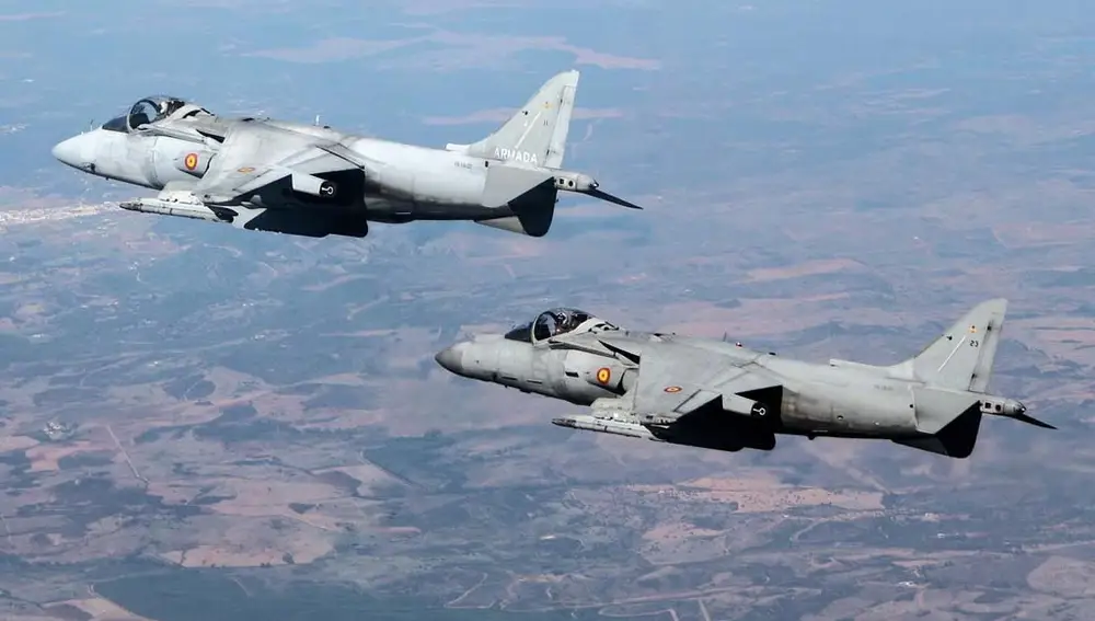 Dos aviones de combate Harrier en pleno vuelo.