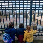 Las intensas lluvias provocan el desbordamiento del río Adaja a su paso por Ávila. En la foto, algunos niños del colegio Juan de Yepes observan el patio de su colegio