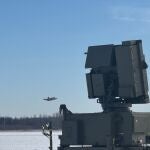 Un caza F-35 vuela cerca de la batería de misiles española