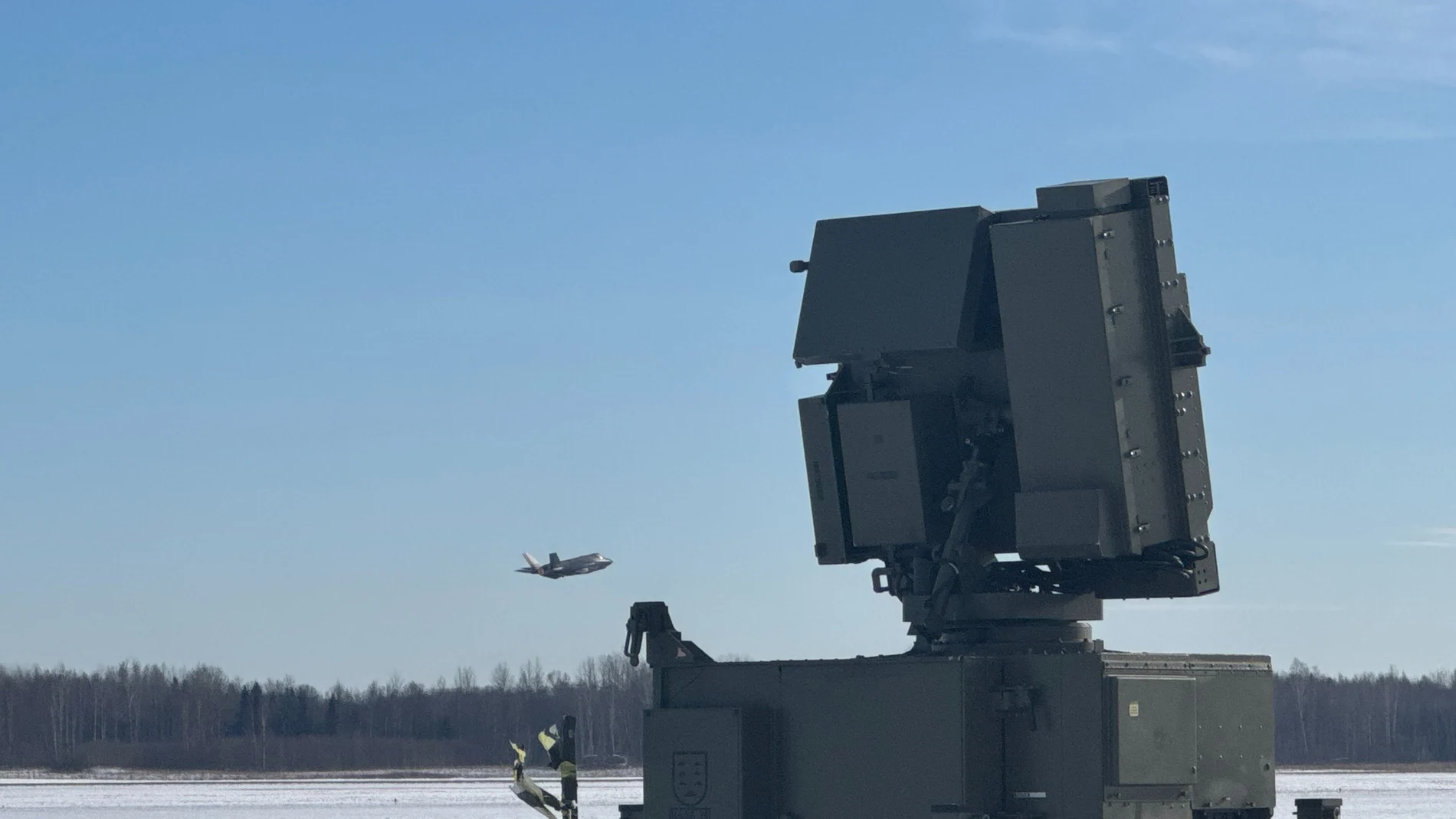 Un caza F-35 vuela cerca de la batería de misiles española
