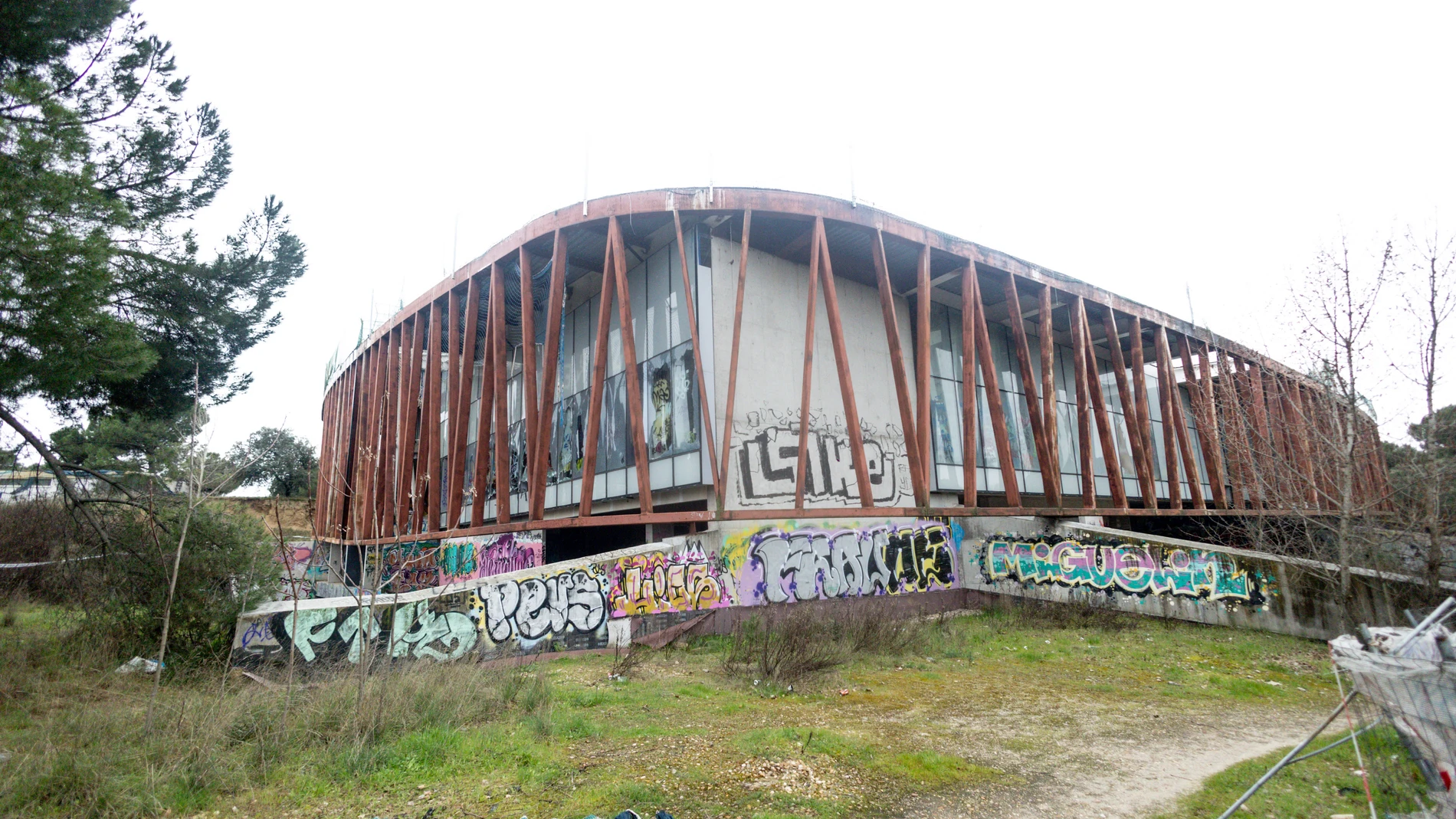 Fachada del antiguo edificio de la London School, a 21 de marzo de 2025, en Majadahonda, Madrid (España). La Policía Local de Majadahonda desalojó el pasado 18 de marzo el antiguo edificio de la London School of Economics por "posibles riesgos en su estructura". El edificio se encuentra sobre una parcela de titularidad municipal que fue cedida en uso para la construcción de esta universidad. Las obras quedaron abandonadas hace más de una década. 21 MARZO 2025 Ricardo Rubio / Europa Press 2...