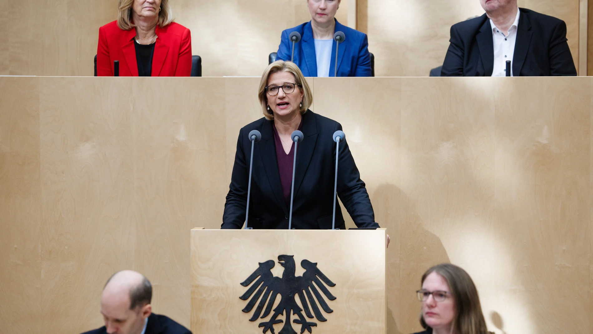 BERLIN (Germany), 21/03/2025.- Saarland State Premier Anke Rehlinger speaks during a session of the German Federal Council 'Bundesrat' in Berlin, Germany, 21 March 2025. The German constitutional body Bundesrat approved a Bundestag-backed plan easing the debt brake for defense spending, including a 500 billion euro fund for investments in infrastructure and climate neutrality. (Alemania) EFE/EPA/CLEMENS BILAN