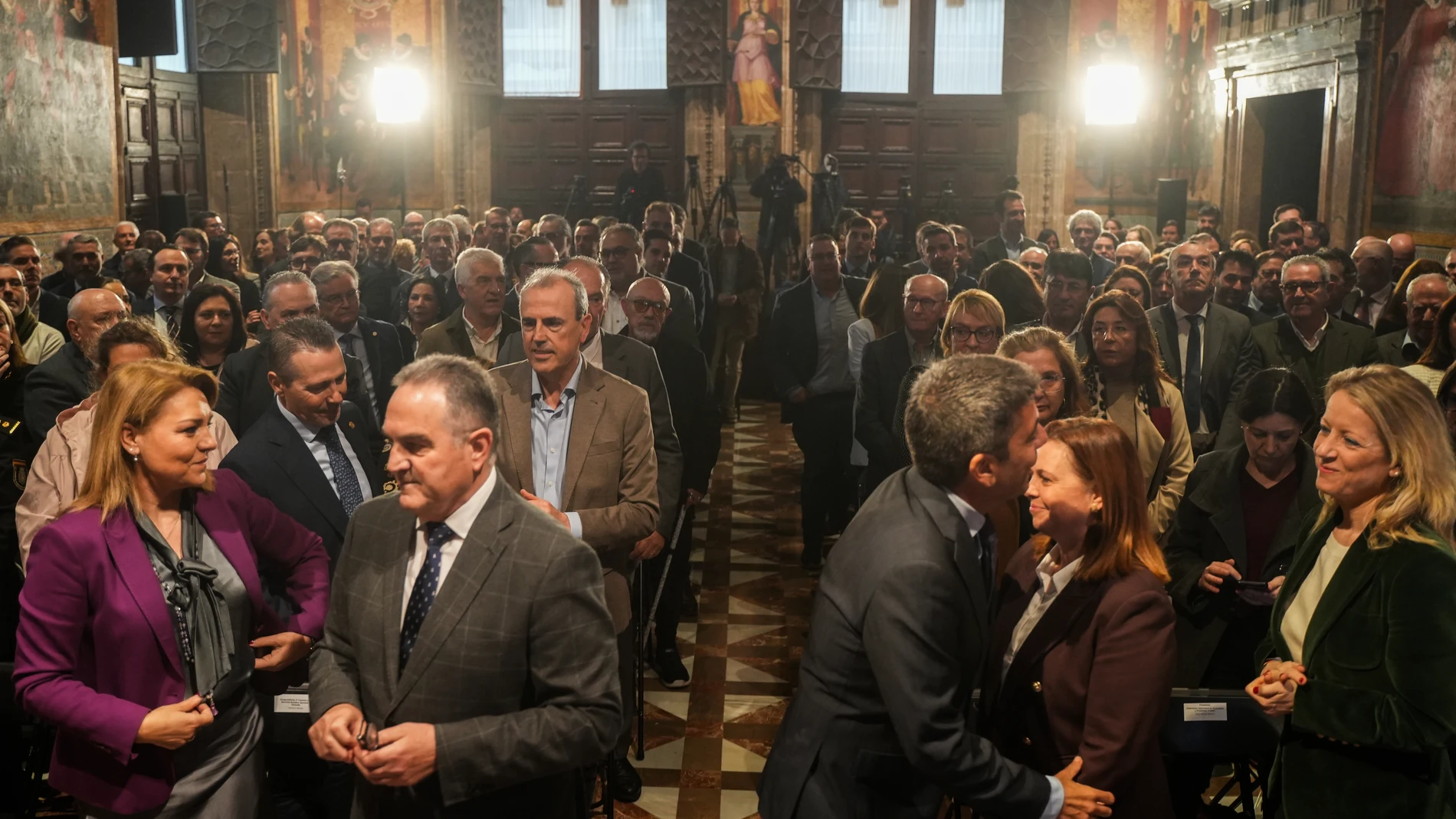 La portavoz del Govern y vicepresidenta primera de la Generalitat, Susana Camarero (i), el vicepresidente segundo y conseller para la Recuperación Económica y Social, Francisco José Gan Pampols (2i), y el presidente de la Generalitat Valenciana, Carlos Mazón (c), durante la presentación del informe de Diagnóstico del Plan de Recuperación Económica y Social de la Comunitat Valenciana, en el Palau de la Generalitat, a 21 de marzo de 2025, en Valencia, Comunidad Valenciana (España). El plan se c...