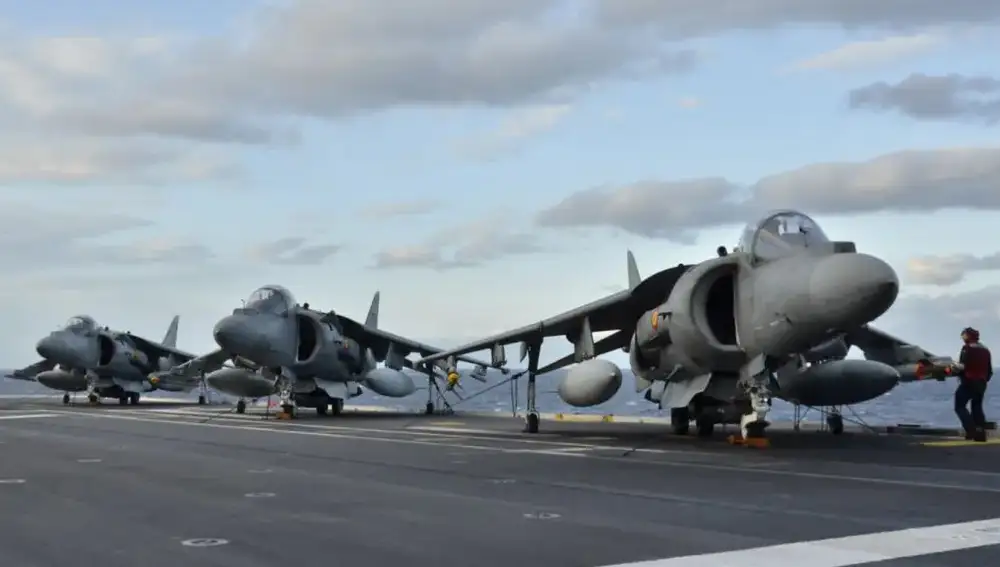 Varios Harrier en un portaviones.