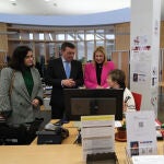 El consejero de la Presidencia, Luis Miguel González Gago, visita la oficina de asistencia de Soria junto a Yolanda de Gregorio