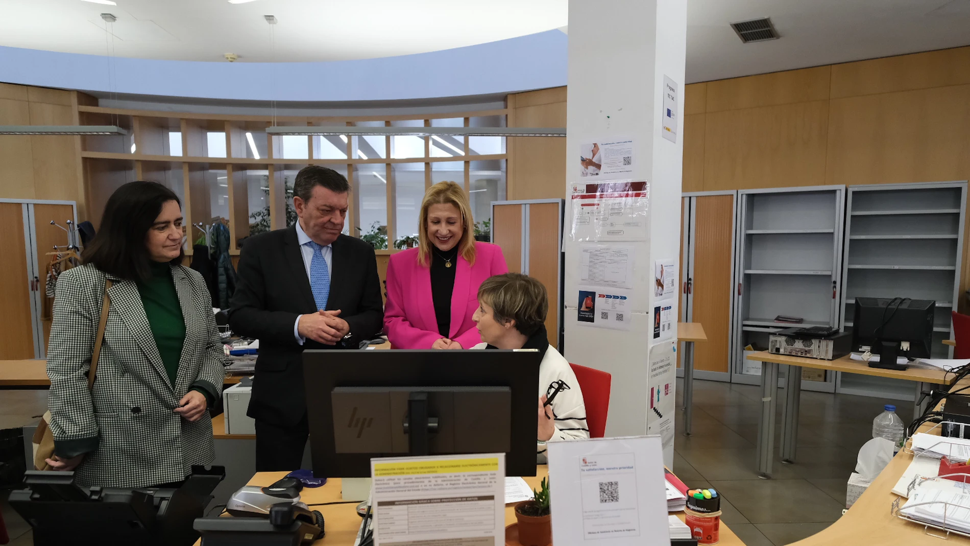 El consejero de la Presidencia, Luis Miguel González Gago, visita la oficina de asistencia de Soria junto a Yolanda de Gregorio