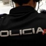 Un agente de la Policía Nacional revisa un ordenador (Archivo)