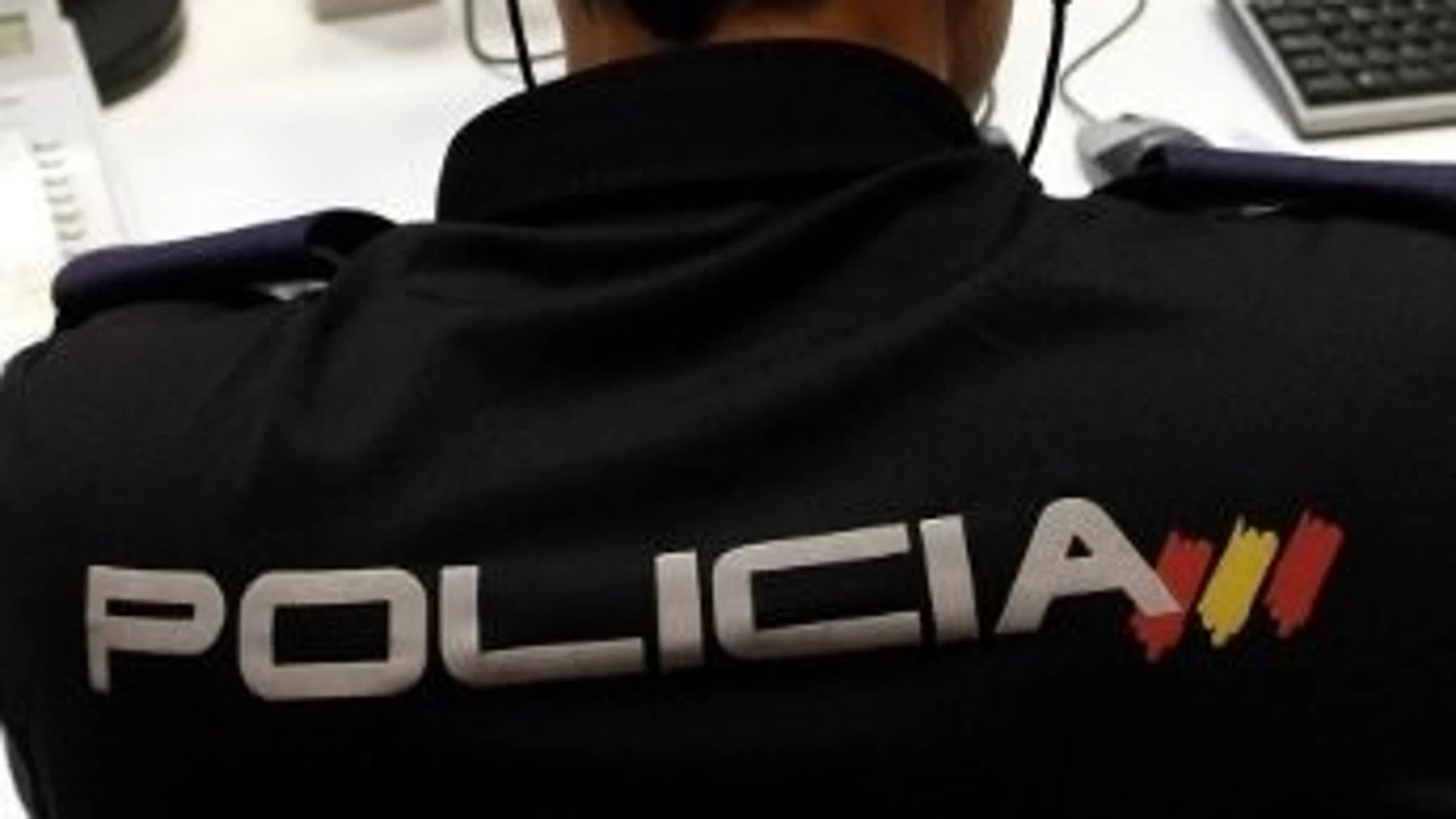 Un agente de la Policía Nacional revisa un ordenador (Archivo) REMITIDA / HANDOUT por POLICÍA NACIONAL Fotografía remitida a medios de comunicación exclusivamente para ilustrar la noticia a la que hace referencia la imagen, y citando la procedencia de la imagen en la firma 06/03/2025