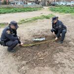 Agentes de la Policía miden el socavón que ha dejado en el suelo
