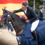 Armando Trapote acaricia a "Fahidi D Elsendam Z"