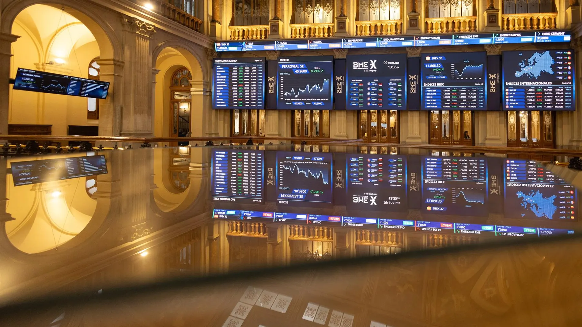 Economía/Bolsa.- El Ibex 35 sube un 0,09% en la media sesión y cotiza en los 13.300 puntos