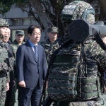  El presidente de Taiwán, William Lai, visita la base de la Fuerza Aérea en Songshan (Taipéi) este viernes. El presidente taiwanés, William Lai, anunció este viernes que los complementos salariales de las tropas de combate se incrementarán hasta un máximo de 12.000 dólares taiwaneses (unos 363 dólares) mensuales, en medio del recrudecimiento de las tensiones entre Taipéi y Pekín. EFE/ Wang Yu Ching/Oficina Presidencial de Taiwán