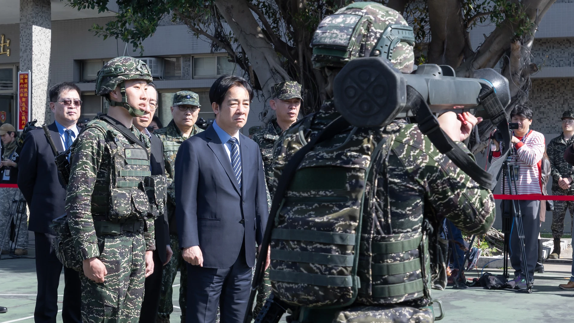El presidente de Taiwán, William Lai, visita la base de la Fuerza Aérea en Songshan (Taipéi) este viernes. El presidente taiwanés, William Lai, anunció este viernes que los complementos salariales de las tropas de combate se incrementarán hasta un máximo de 12.000 dólares taiwaneses (unos 363 dólares) mensuales, en medio del recrudecimiento de las tensiones entre Taipéi y Pekín. EFE/ Wang Yu Ching/Oficina Presidencial de Taiwán