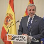 Azcón dice que Sánchez "es incompetente e irresponsable" y pretende que las comunidades resuelvan la crisis de Canarias