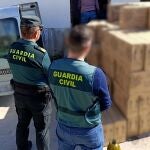 Agentes de la Guardia Civil con parte del aceite envasado y etiquetado.