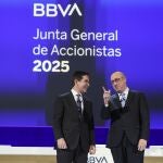 El presidente del BBVA, Carlos Torres Vila, (i) junto al director ejecutivo Onur Genç (d) en la junta donde han afirmado este viernes que la opa de su banco sobre el Sabadell es una "apuesta por España y sus empresas, por crecer y contribuir al crecimiento del país y sus territorios".