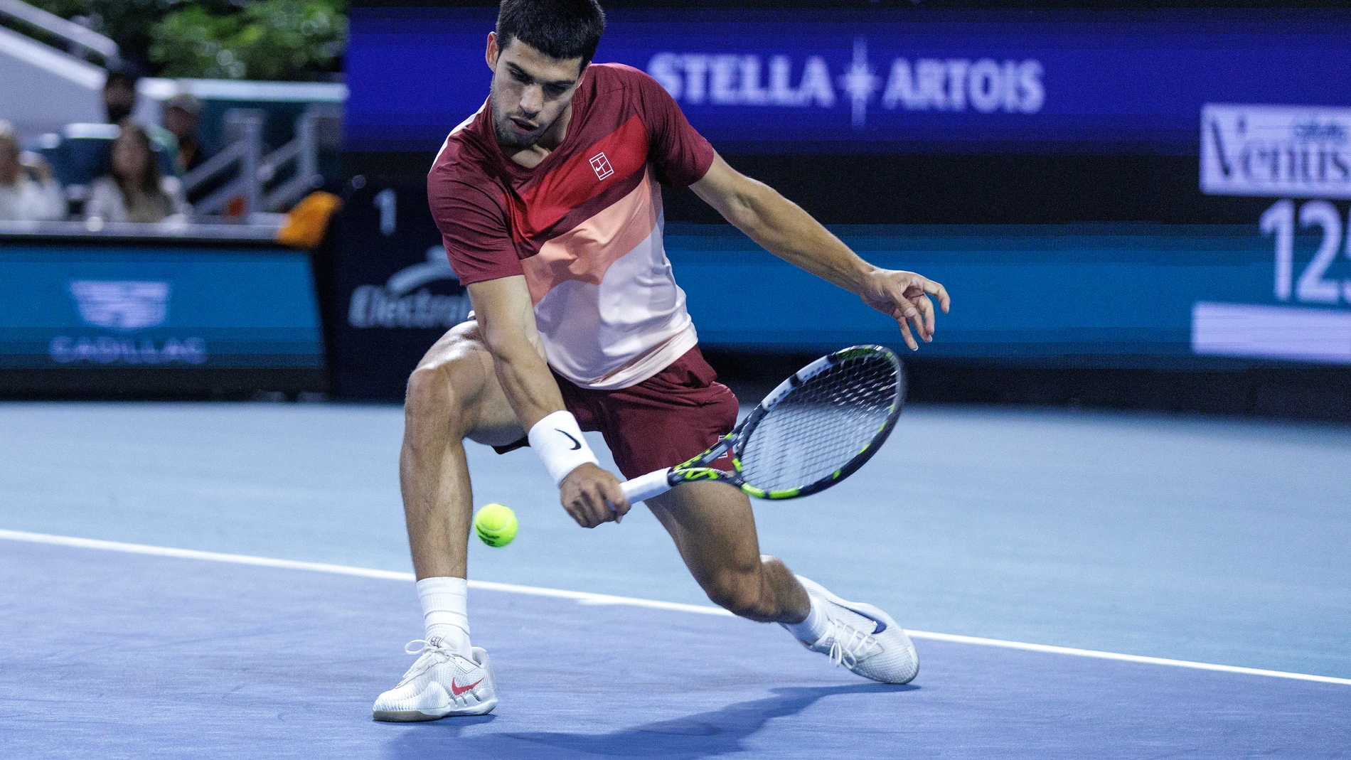 MIAMI (United States), 22/03/2025.- Carlos Alcaraz of Spain in action against David Goffin of Belgium during their Men’s Singles 2nd round at the 2025 Miami Open tennis tournament in Miami, Florida, USA, 21 March 2025. (Tenis, Bélgica, España) EFE/EPA/CRISTOBAL HERRERA-ULASHKEVICH