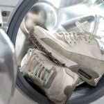 Descubrí este truco para lavar zapatillas en la lavadora sin que se estropeen