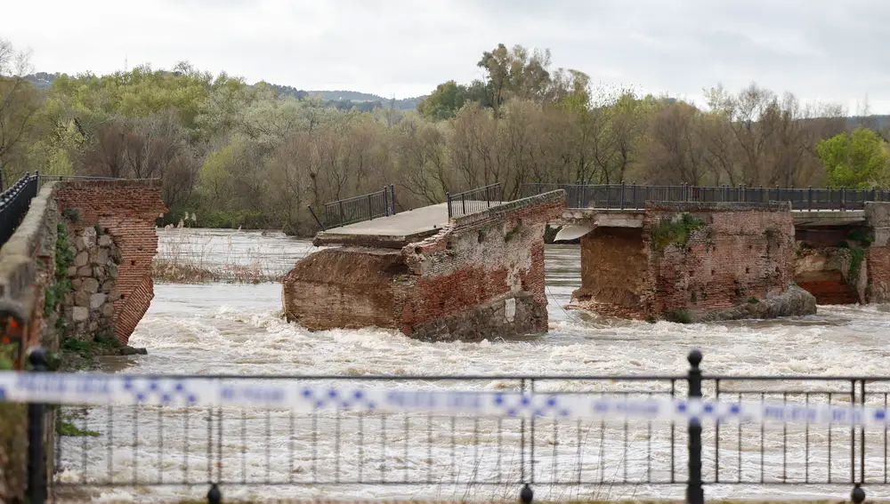 Talavera (Toledo) amanece consternada por el derrumbe del puente, un símbolo de la ciudad