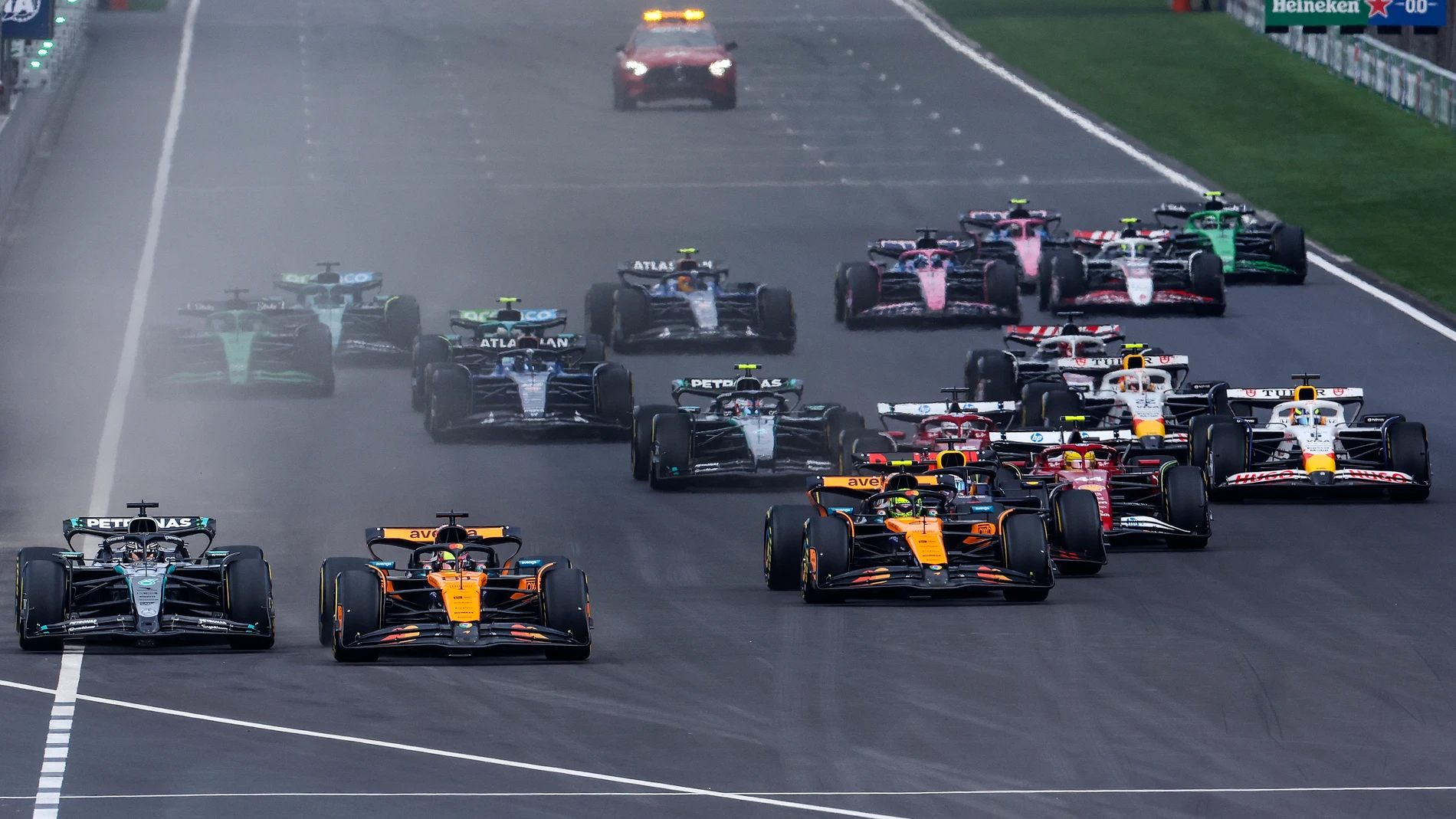 SHANGHAI (China), 23/03/2025.- McLaren driver Oscar Piastri (2-L) of Australia leads the pack during the 2025 Formula 1 Chinese Grand Prix at the Shanghai International Circuit in Shanghai, China, 23 March 2025. (Fórmula Uno) EFE/EPA/WU HAO