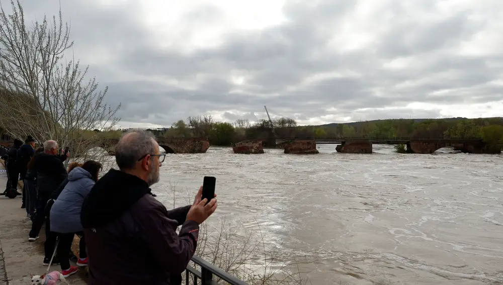 Talavera (Toledo) amanece consternada por el derrumbe del puente, un símbolo de la ciudad