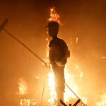 La falla "SOM", que homenajea a los afectados por la dana, arde esta noche en Paiporta