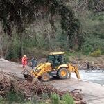Tareas de búsqueda del motorista que se precipitó al río Genal, en Málaga